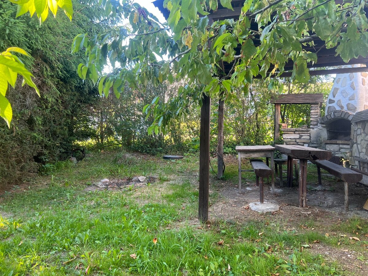 NOVÁ CENA: Stavebná parcela s chatkou- Veličná 884m2 - 5