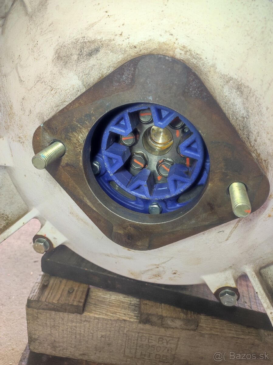 Kubota 4valec motor - 5