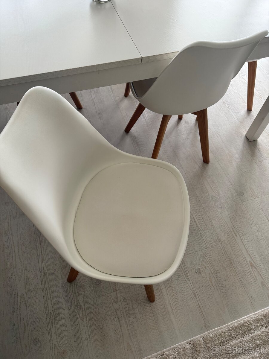 Jedalensky stol so stolickami - 5