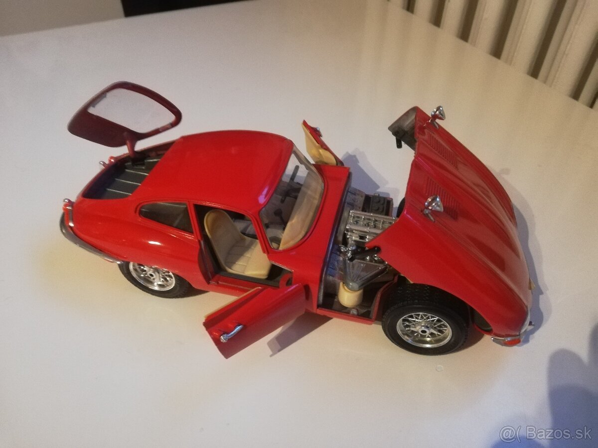 1:18 Jaguar E-type 1961 Bburago coupe cervena - 5