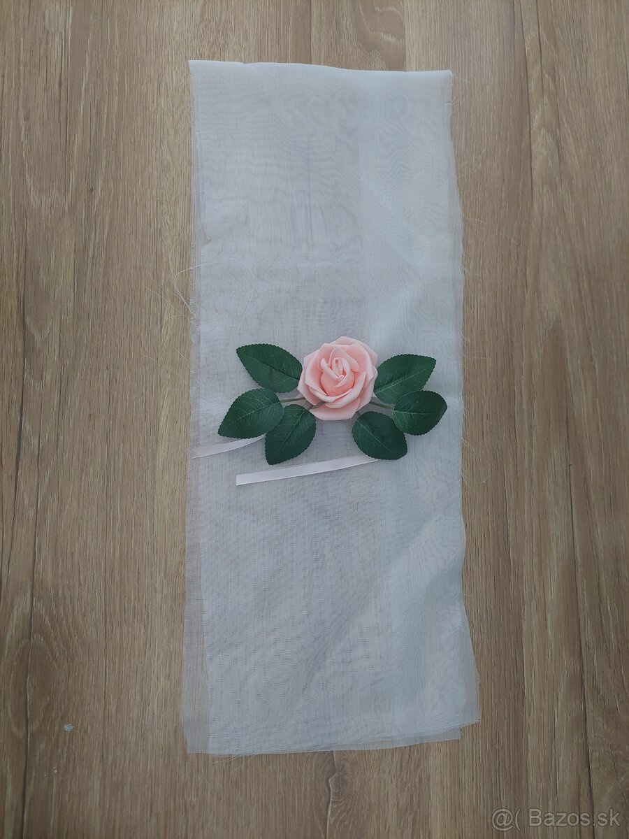 Ruže, umelé listy ,euklyptus, ruskus, látka na stolicky - 5