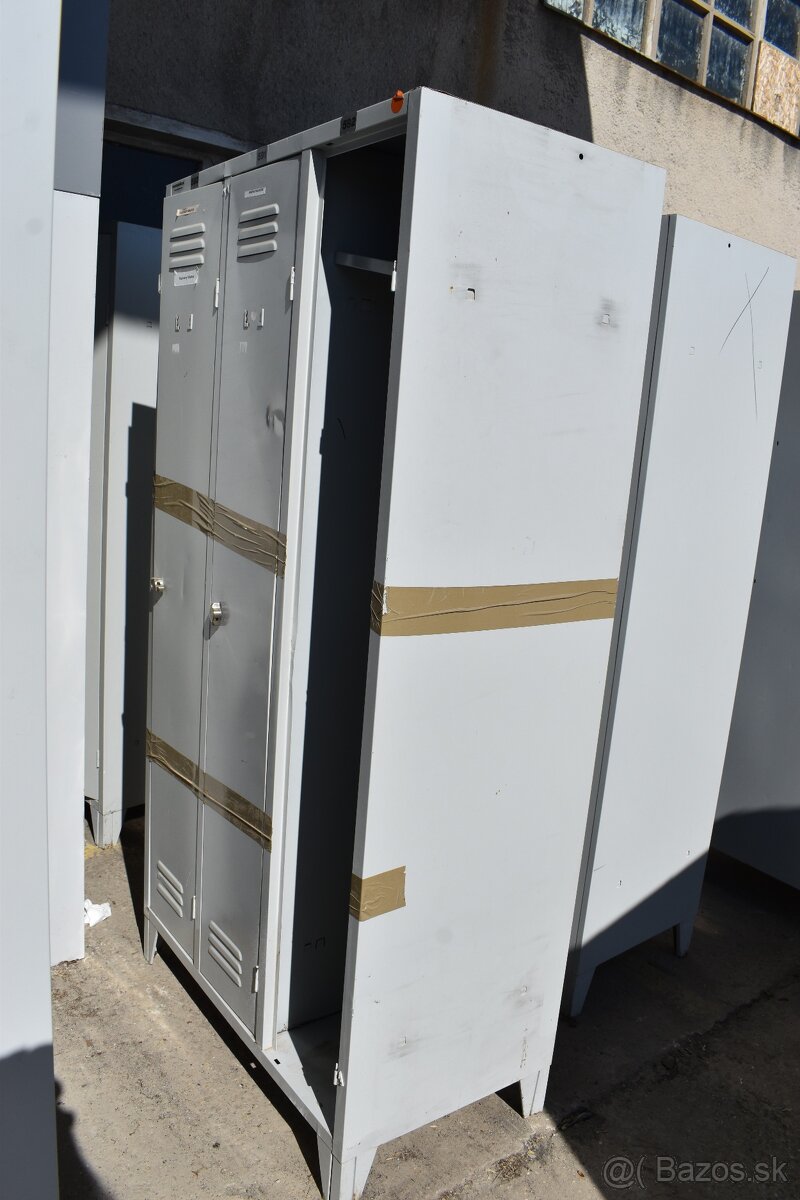 3-dverová šatníková skriňa s dlhými dverami a nožičkami - 5