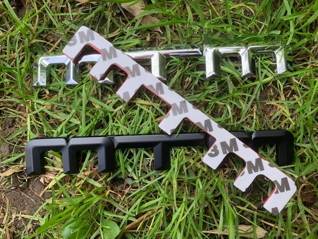 MTM ZNAK CERVENY CIERNY CHROMOVY - 5