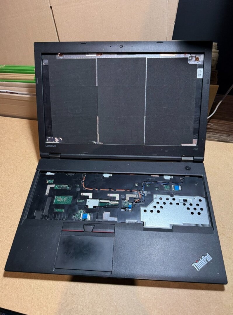 Notebook L560 na opravu alebo diely. - 5