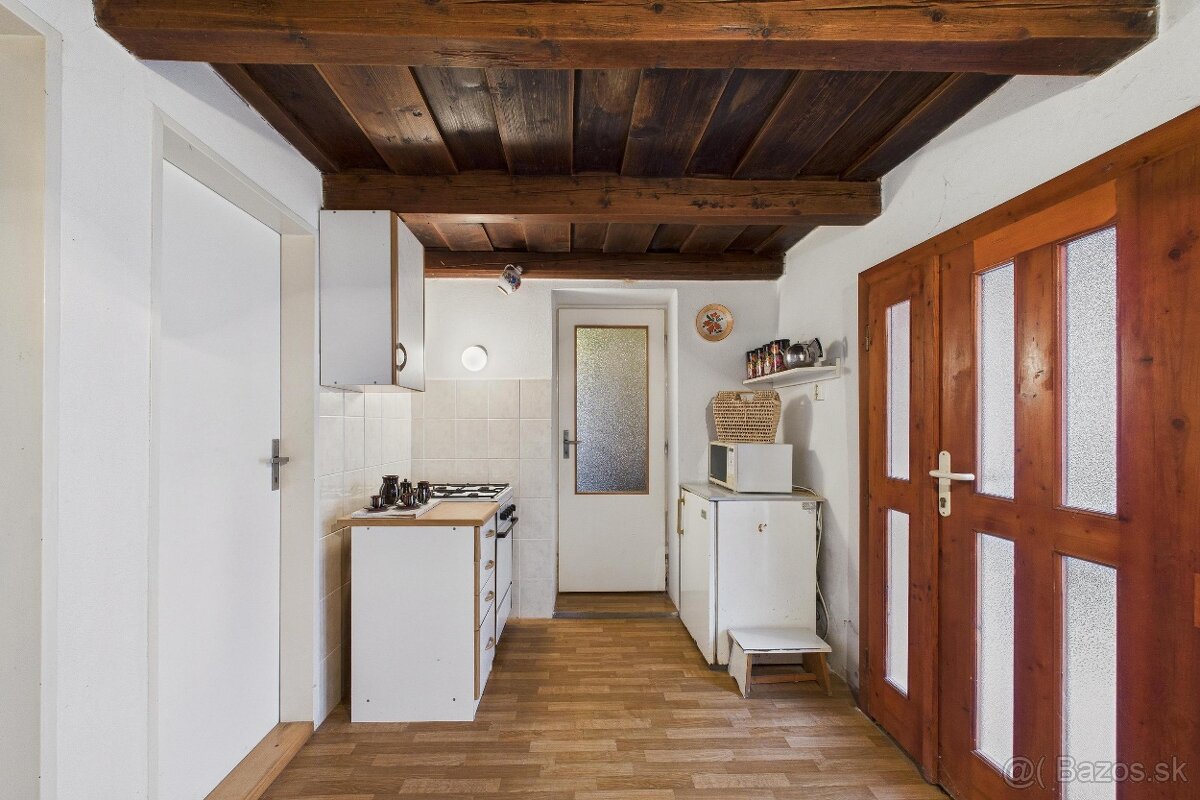Vidiecky 3-izbový rodinný dom s letnou kuchyňou a dielňami – - 5