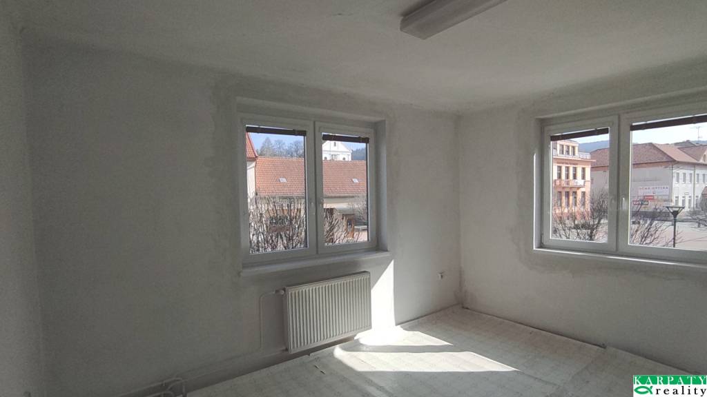 Polyfunkčný dom pri fontáne v srdci Brezovej, bývanie i podn - 5