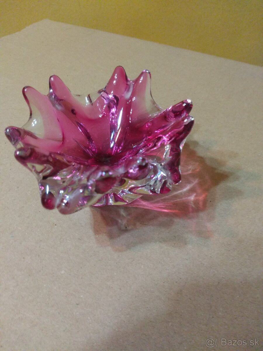 ČERVENÁ VÁZA A POPOLNÍK - 5