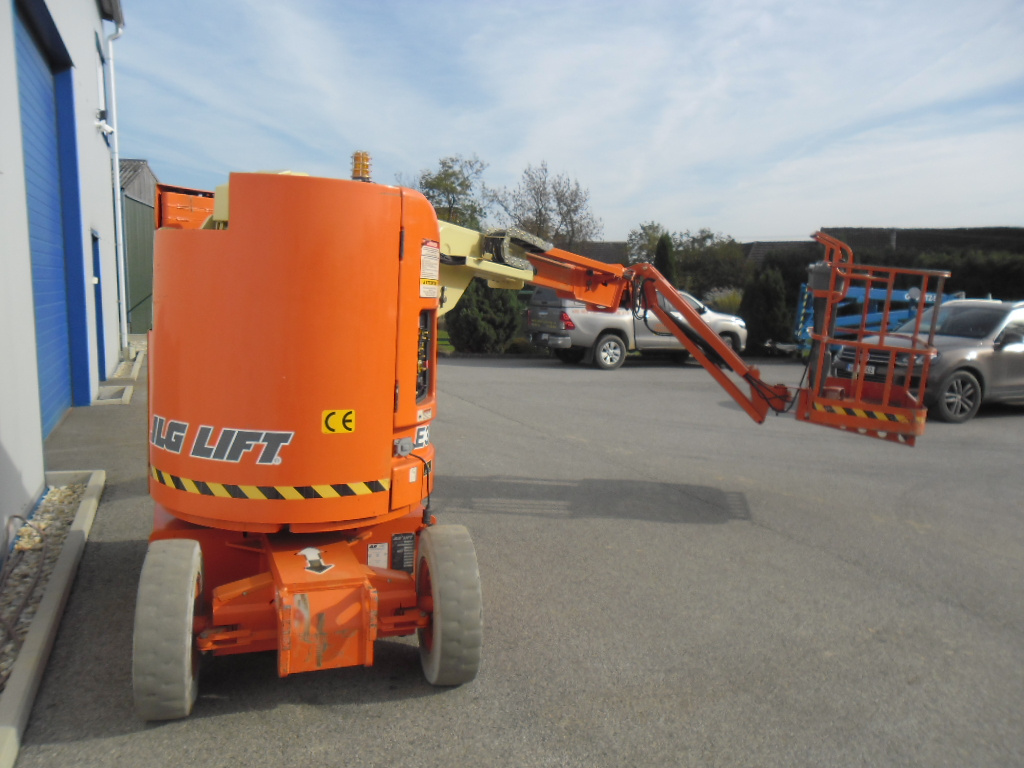 Kĺbová pracovná plošina JLG E300AJP - 5