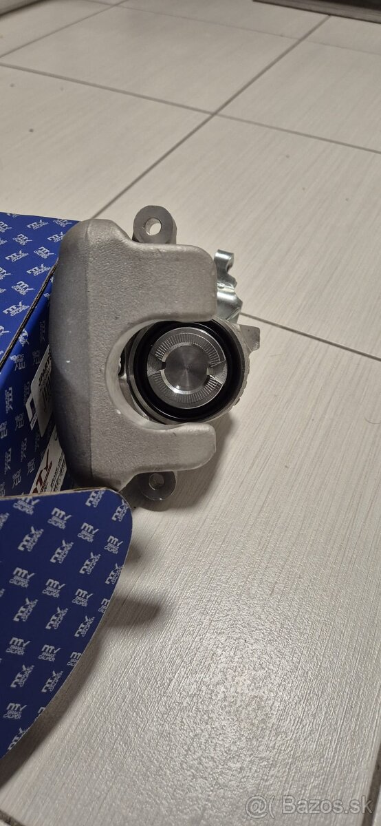 NOVÝ ĽAVÝ ZADNÝ Brzdový Strmeň aj Škoda Octavia 2 - 5