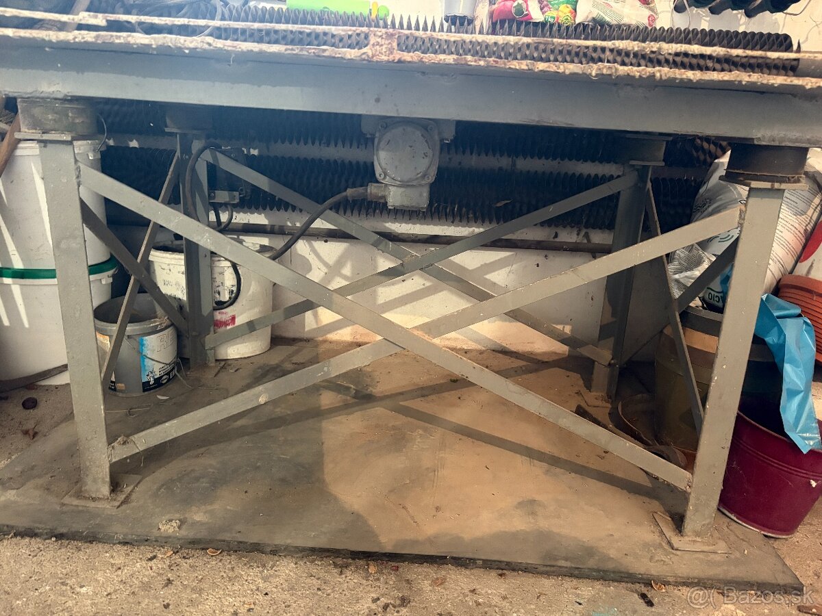 Vibracny stol + formy - 5