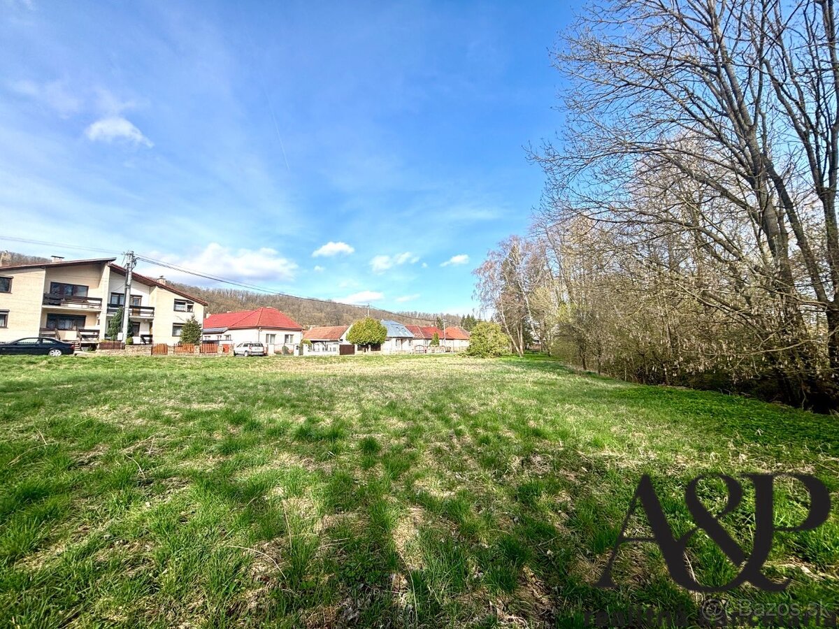 POZEMOK PRE VÝSTAVBU RODINNÉHO DOMU, 1188 M2, PRIETRŽ, okr. - 5