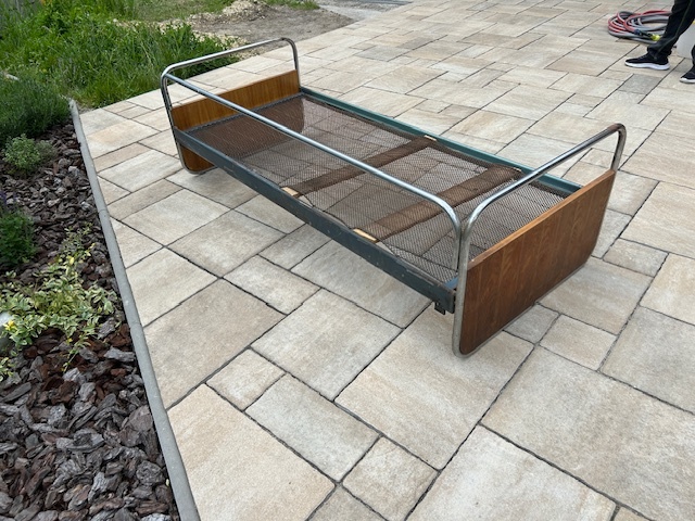 Predám retro posteľ - gauč, chróm, leštená ohýbaná trubka - 5