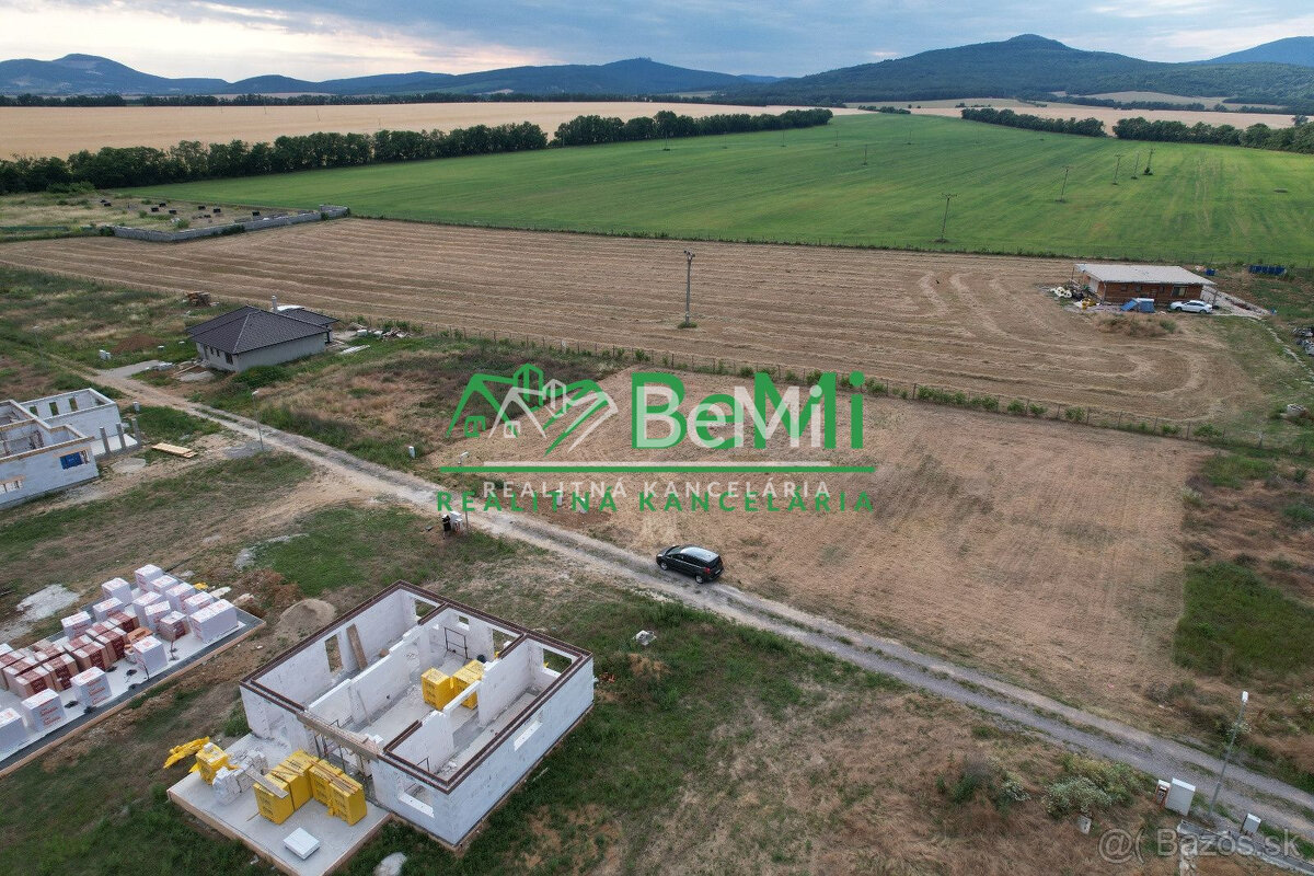 Sľažany - pozemok so stavebným povolením (549m2) ID 008 -14 - 5