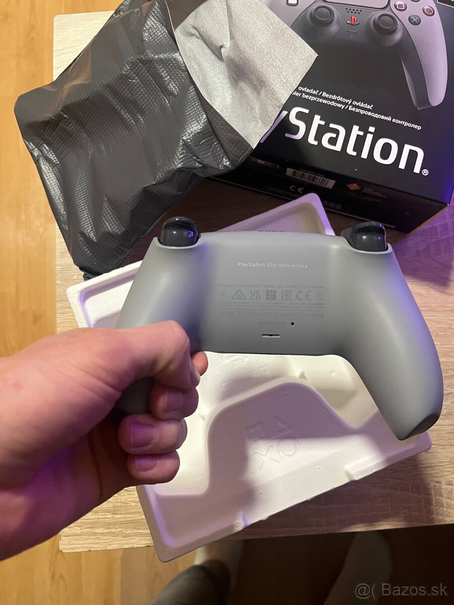 PS5 Dualsense 30th Anniversary limitovaná edícia - 5