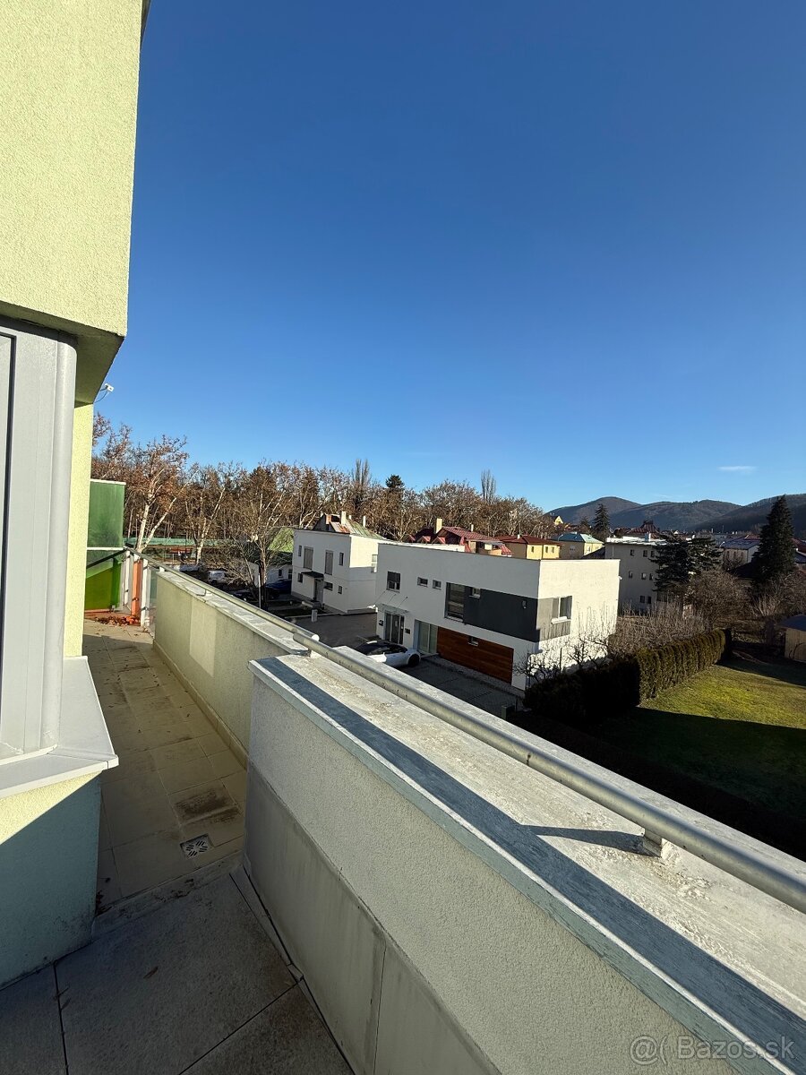 Predaj 2.5 izb. exkluzívny byt v centre BB s veľkou terasou - 5