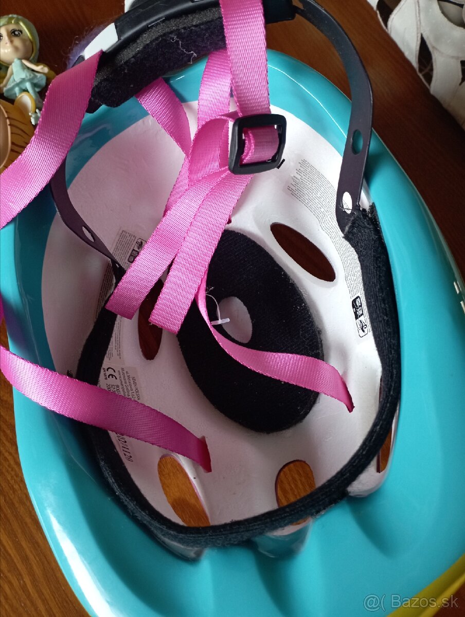 Detská prilba s figúrkami na hranie. - 5