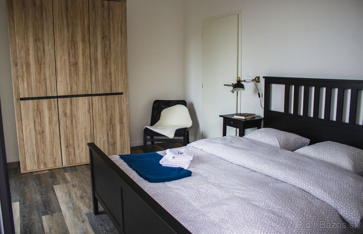 Posteľ a nočné stolíky HEMNES - 5