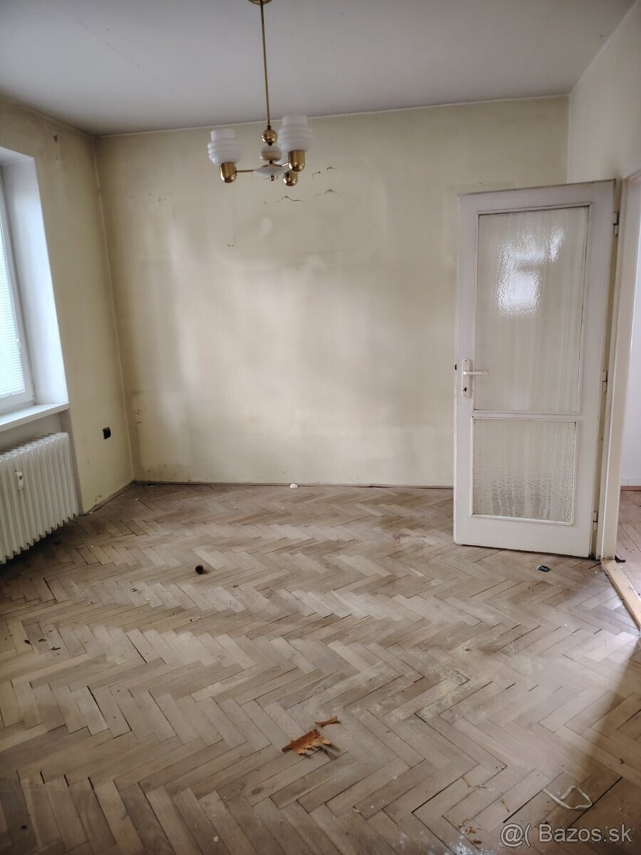 na predaj 2 izbový byt Staré sídlisko Prievidza - 5