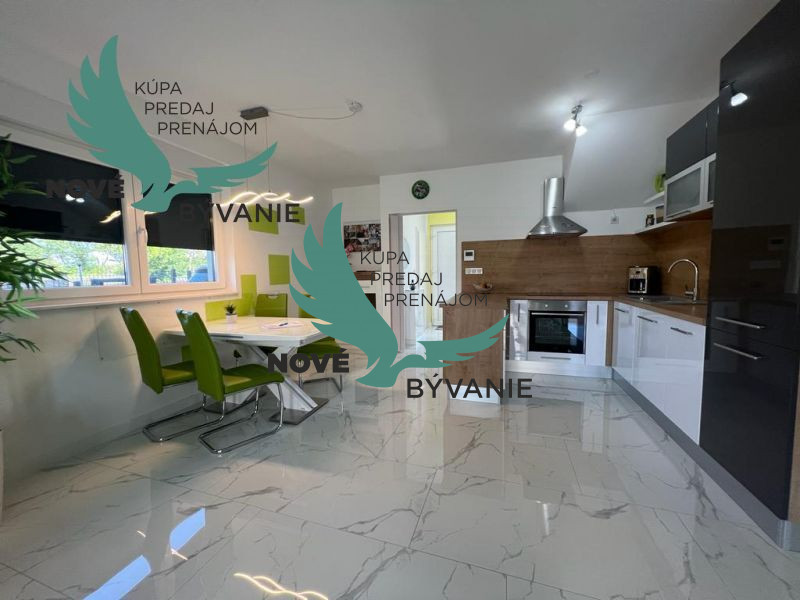 Novostavba trojpodlažný apartmán so záhradou aj strešnou ter - 5