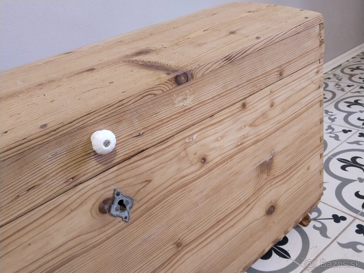 Starý, velký, dřevěný kufr, truhla po renovaci 2 - 5