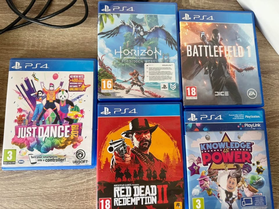 Playstation 4 Pro White - 5