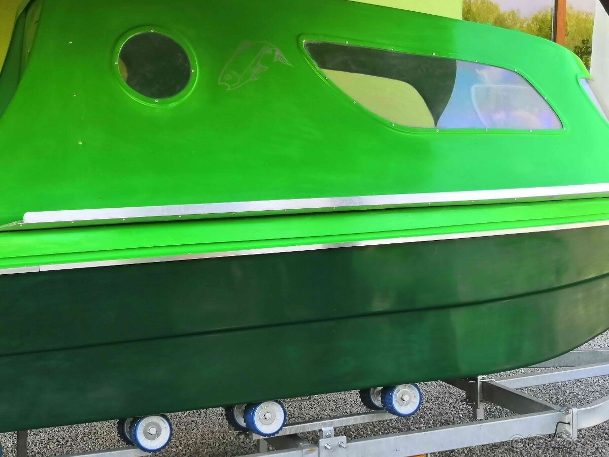 Čln rybársky s kabínou . - 5