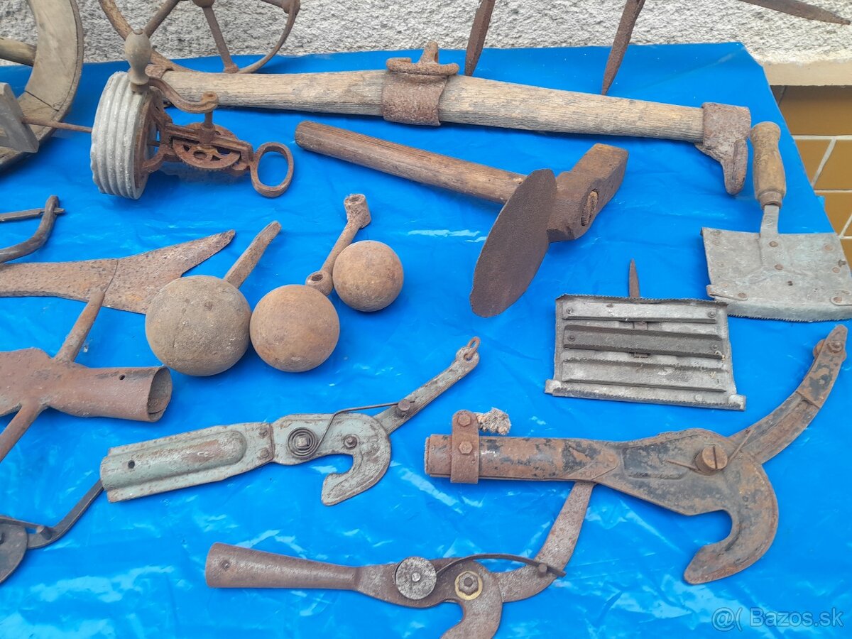 Staré historické ,rustikálne, kované náradie a pomôcky. - 5