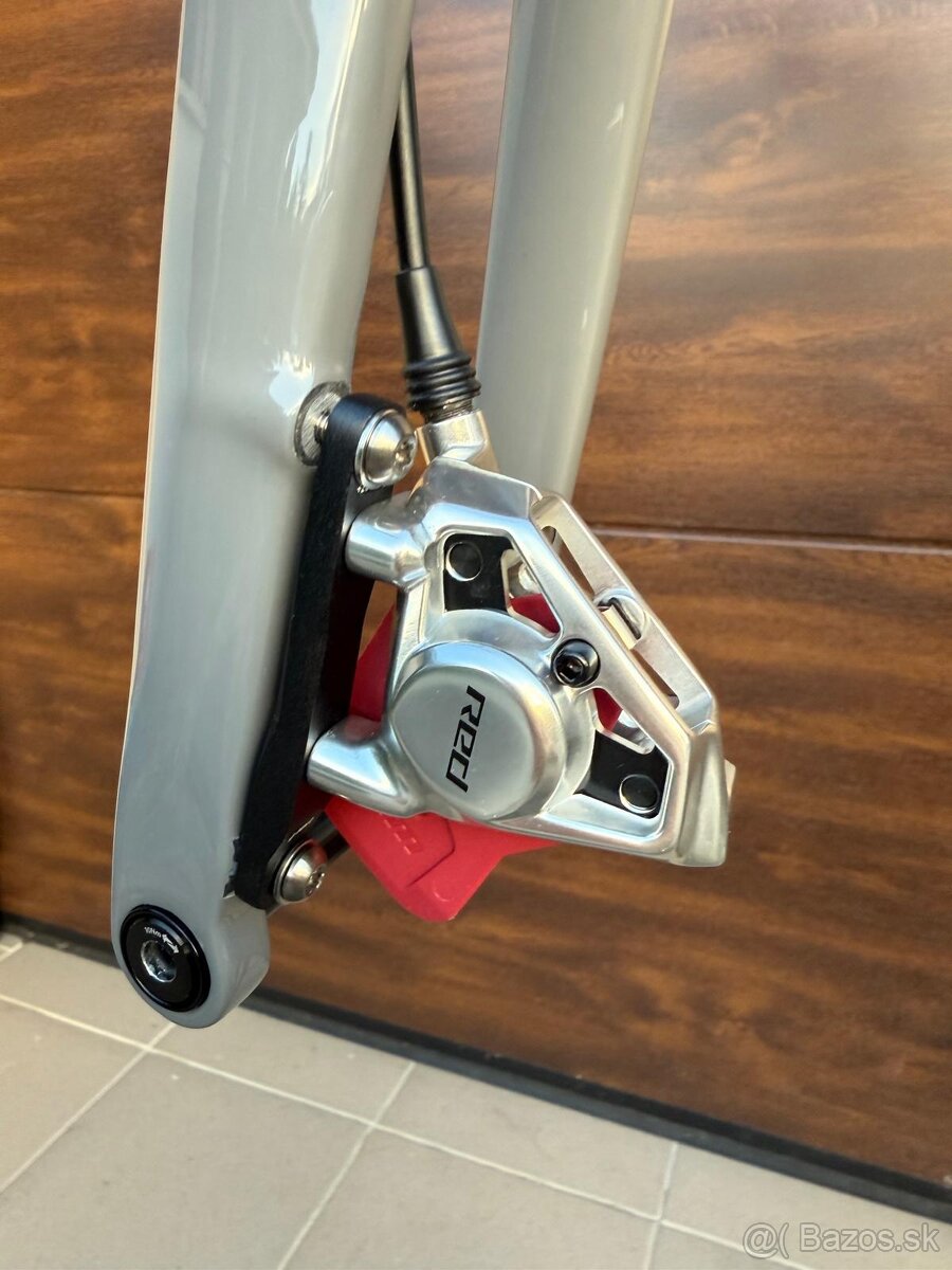 Predam novy ram Isaac Element Granite Grey 2025 - 5