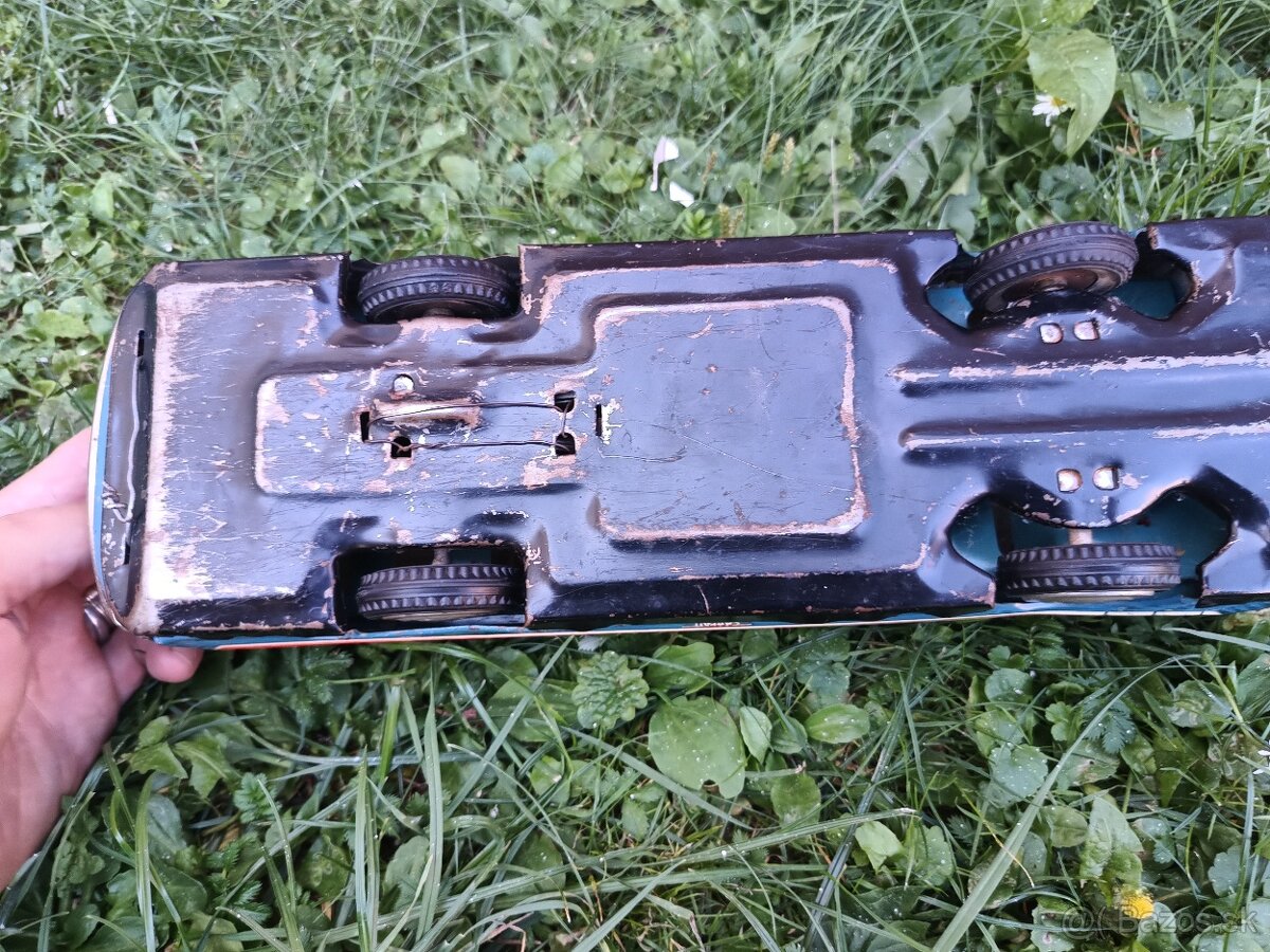 Starožitný plechový autobus CARPATI - 5