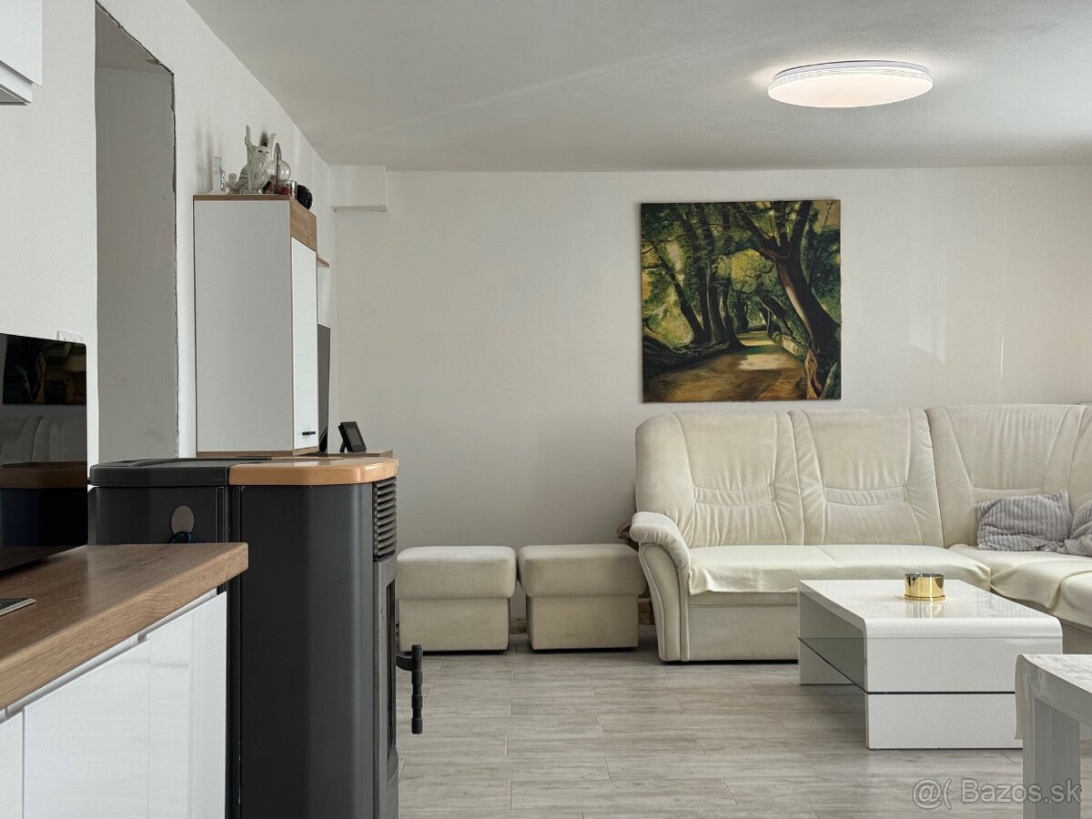 Veľký dvojgeneračný RD s bazénom v obci Petrova Ves - 5