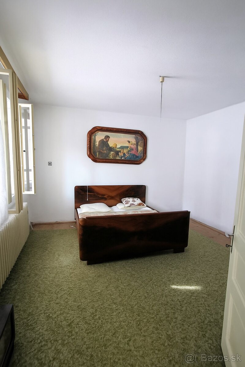 Dom pri minerálnom prameni, s potokom na konci záhrady - 5