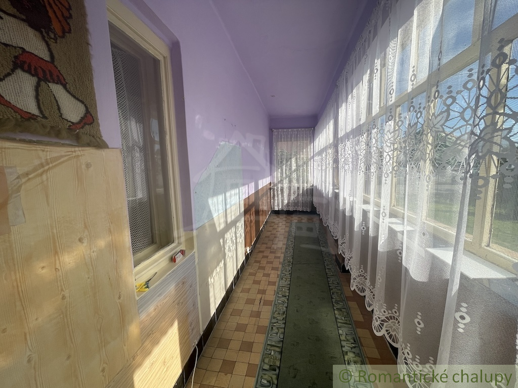 Trojizbový rodinný dom s veľkým pozemkom v Mojmírovciach – - 5