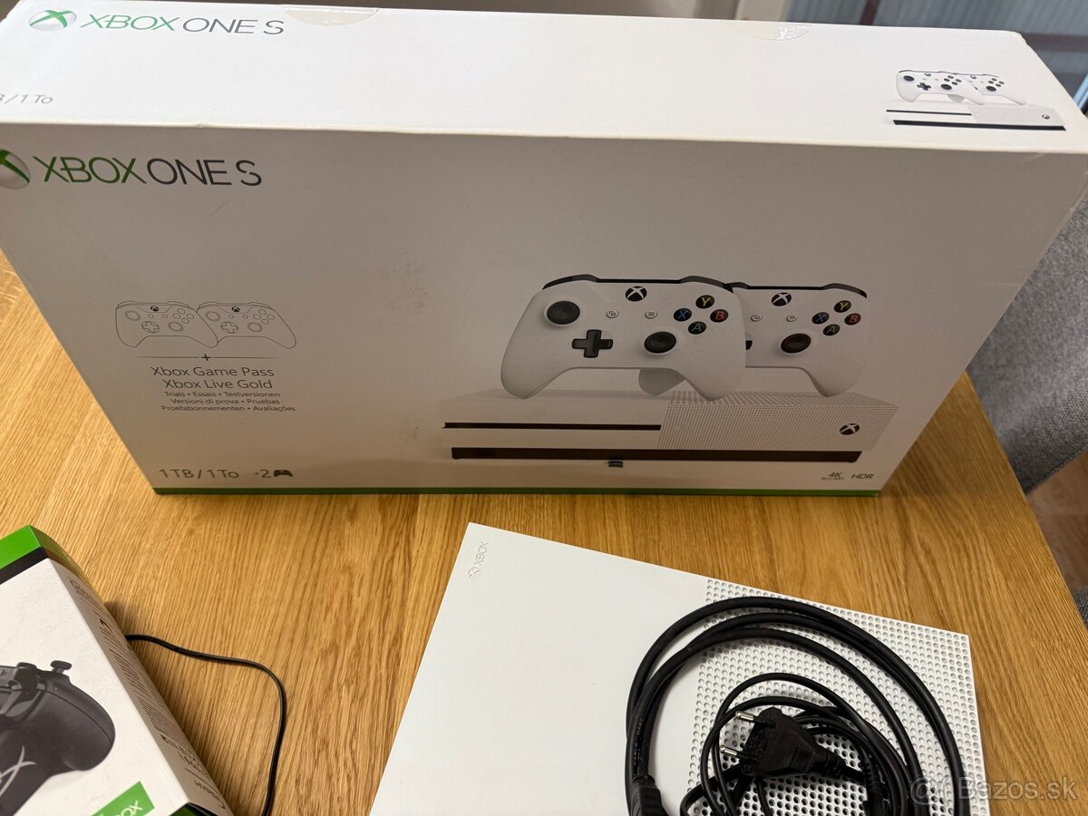 Xbox One S 1TB s 2 ovládačmi a nabíjacou stanicou - 5