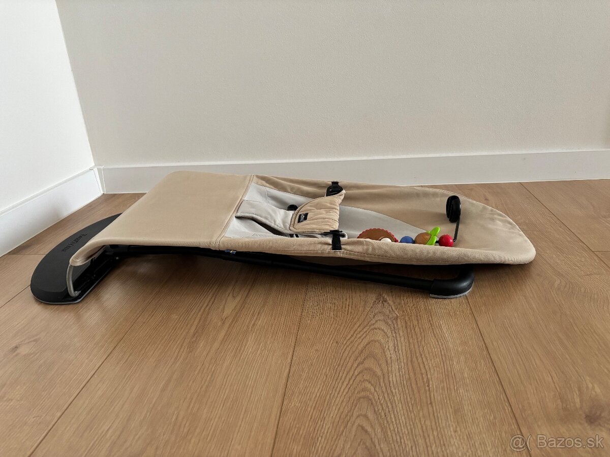 Lehátko Babybjorn s hračkou - 5