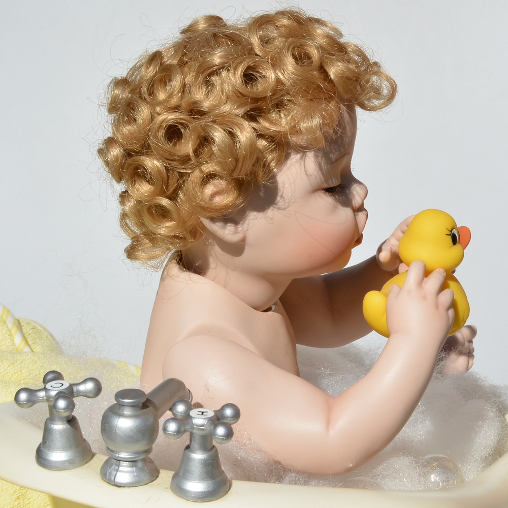 Porcelánová bábika +vanička +kačka +bublinky +kožušinka - 5