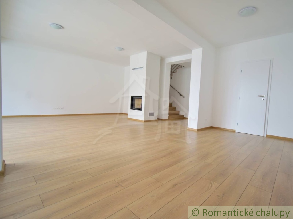 Novostavba štvorizbového rodinného domu s garážou v radove - 5