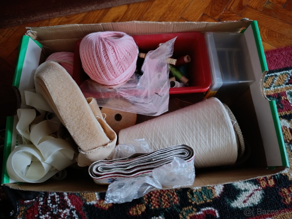 Šijací stroj so skrinou a príslušenstvom - 5