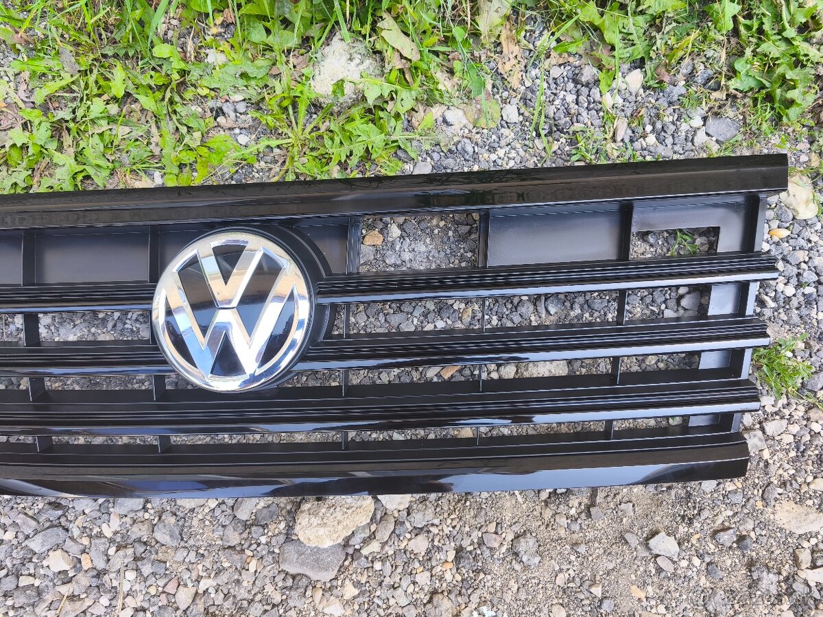 VW Touareg 3 III 760 maska čierna RLine, ostrekovačov svetla - 5