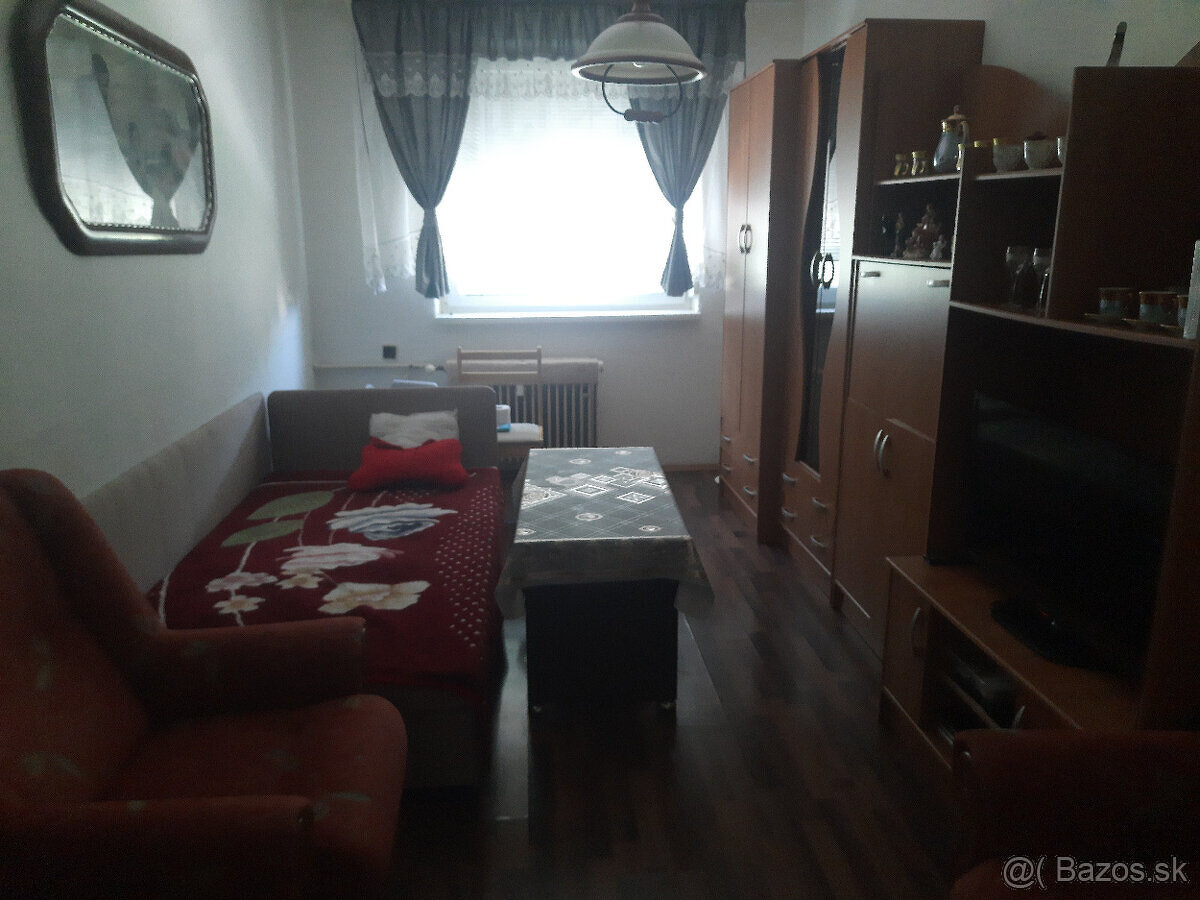 Predám 2 izbový byt centre mesta . byt má 49 - 5