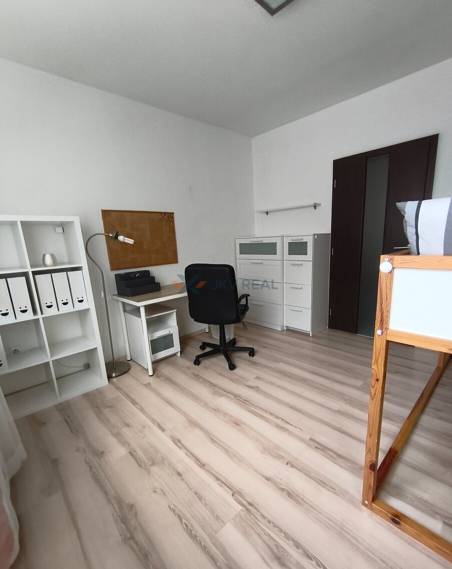 Priestranný 3-izbový byt s balkónom - 5