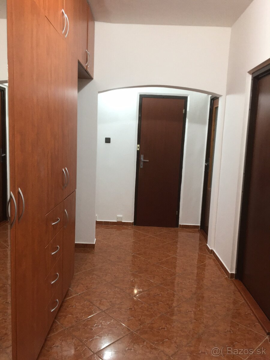 V Seredi prenajmem 3 izbový byt - 5