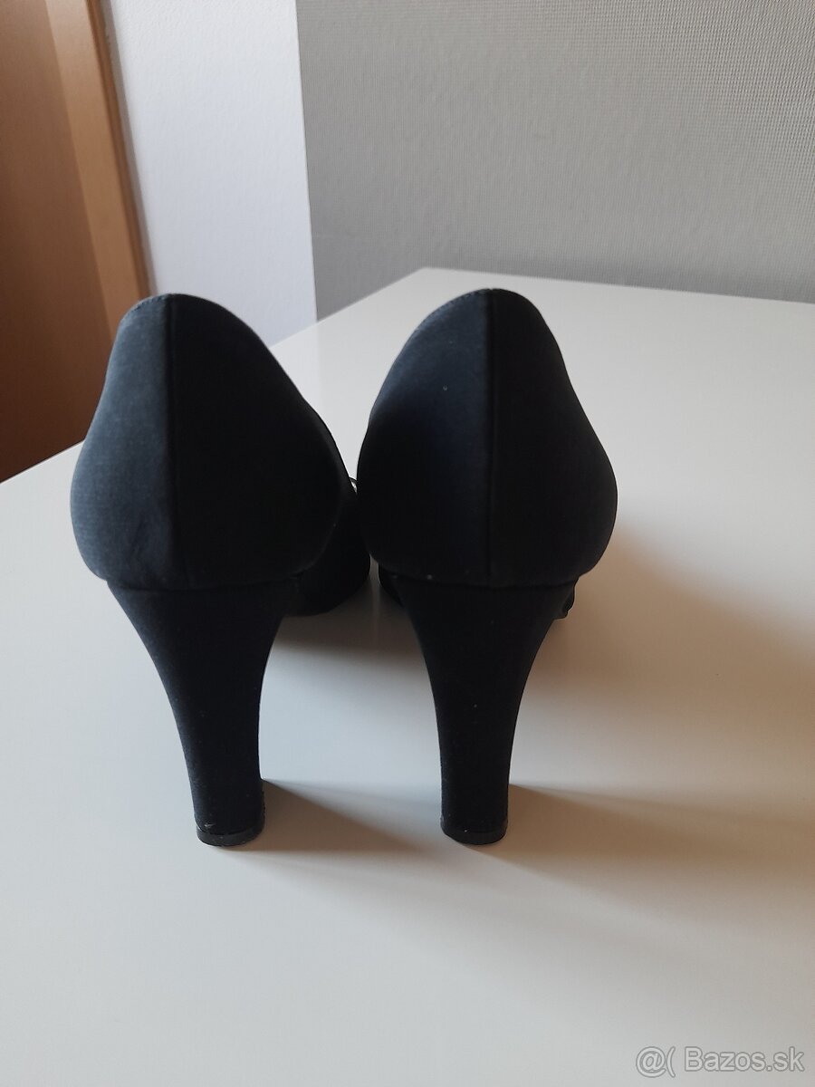 ZLAVA Predam cierne lodicky,vel.35 +slapky GRATIS - 5