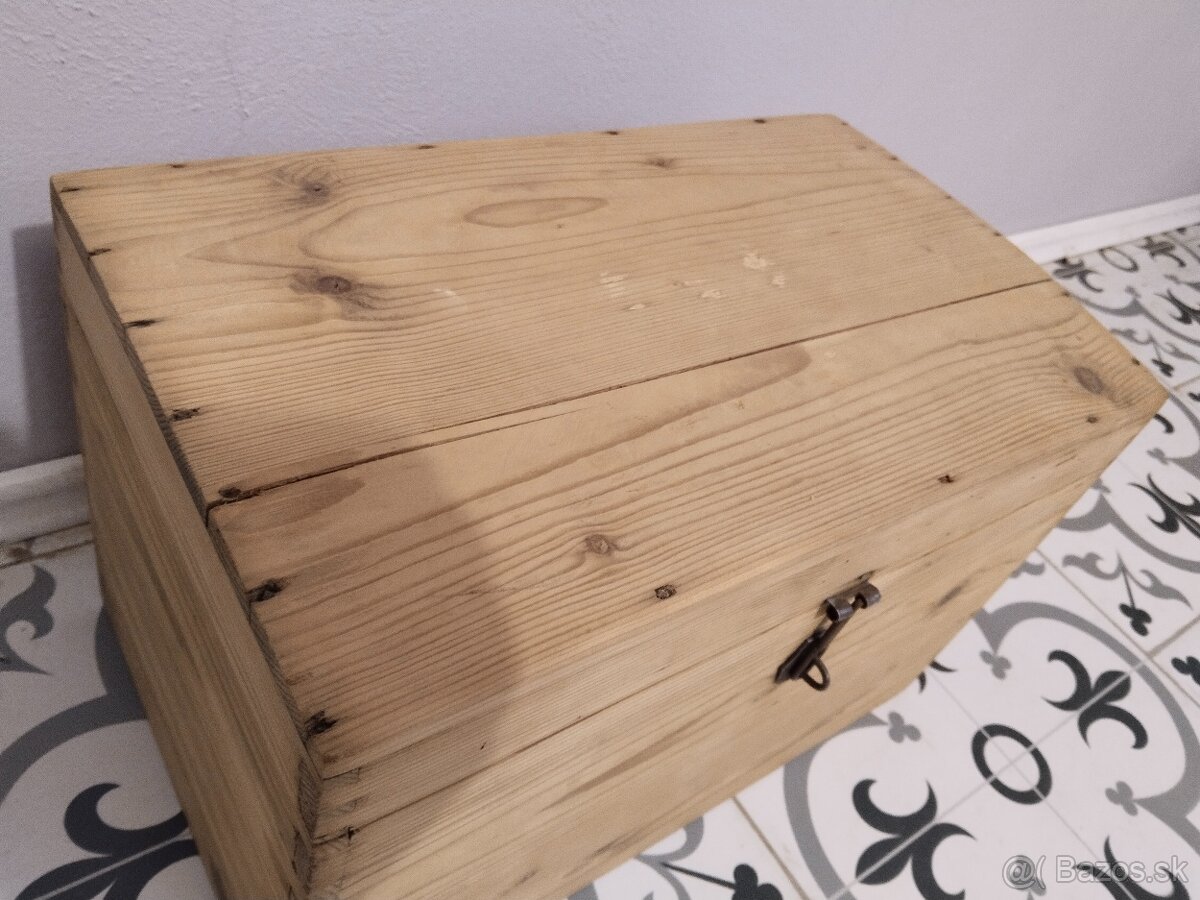 Starý, malý, dřevěný kufr, truhla po renovaci - 5