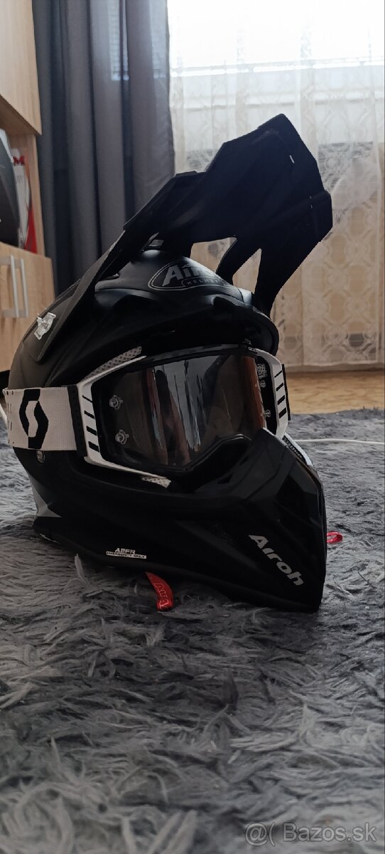 Motokrosove čižmy a motokrosova prilba