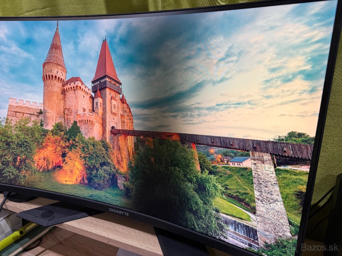 Gigabyte G32QC - 5