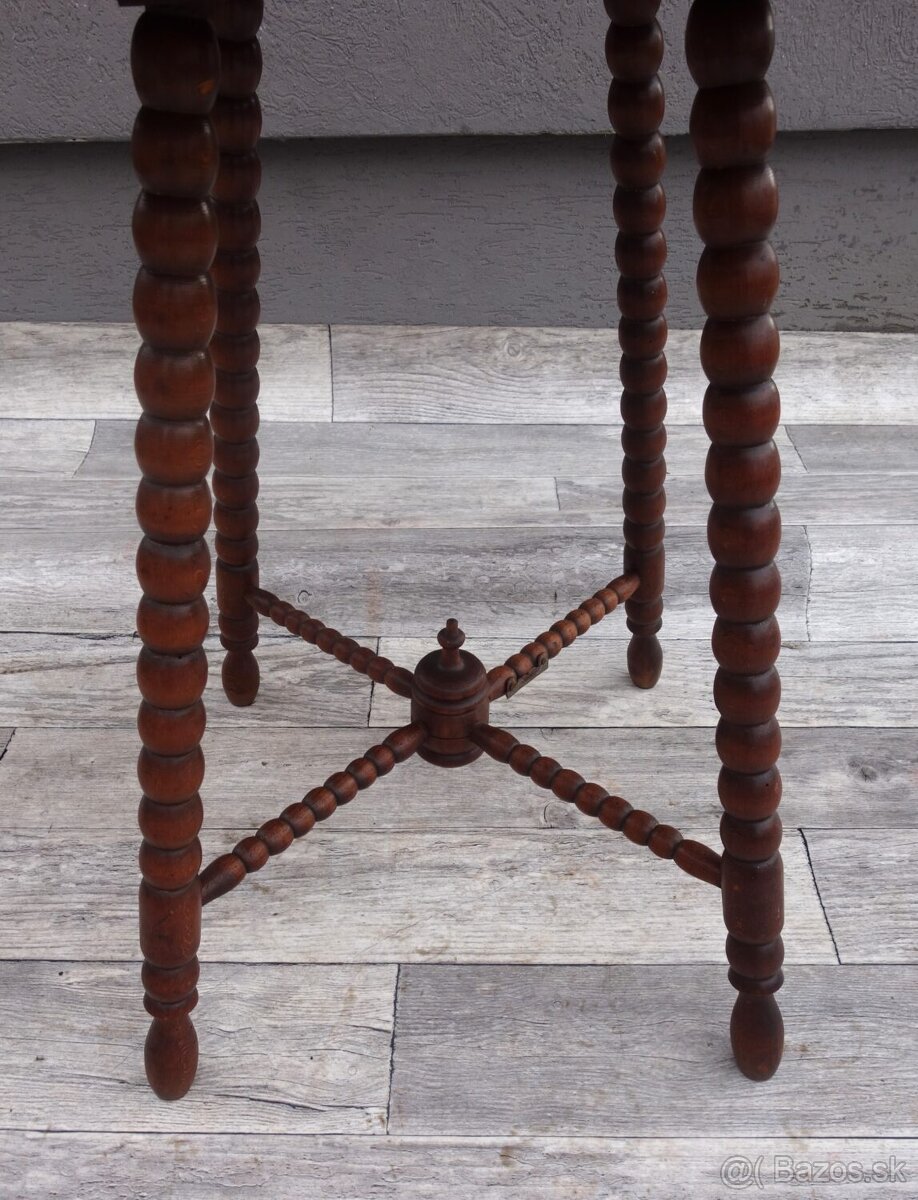 Stolík s točenými nohami. - 5