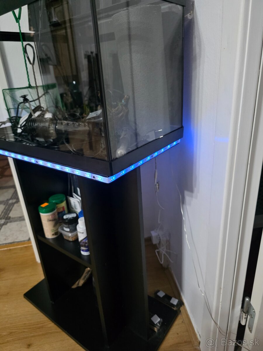 Predám akvarium + stolík a komplet príslušenstvo - 5