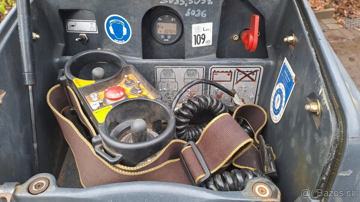 JEŽKOVÝ VÁLEC BOMAG BMP 8500-2016 - 5