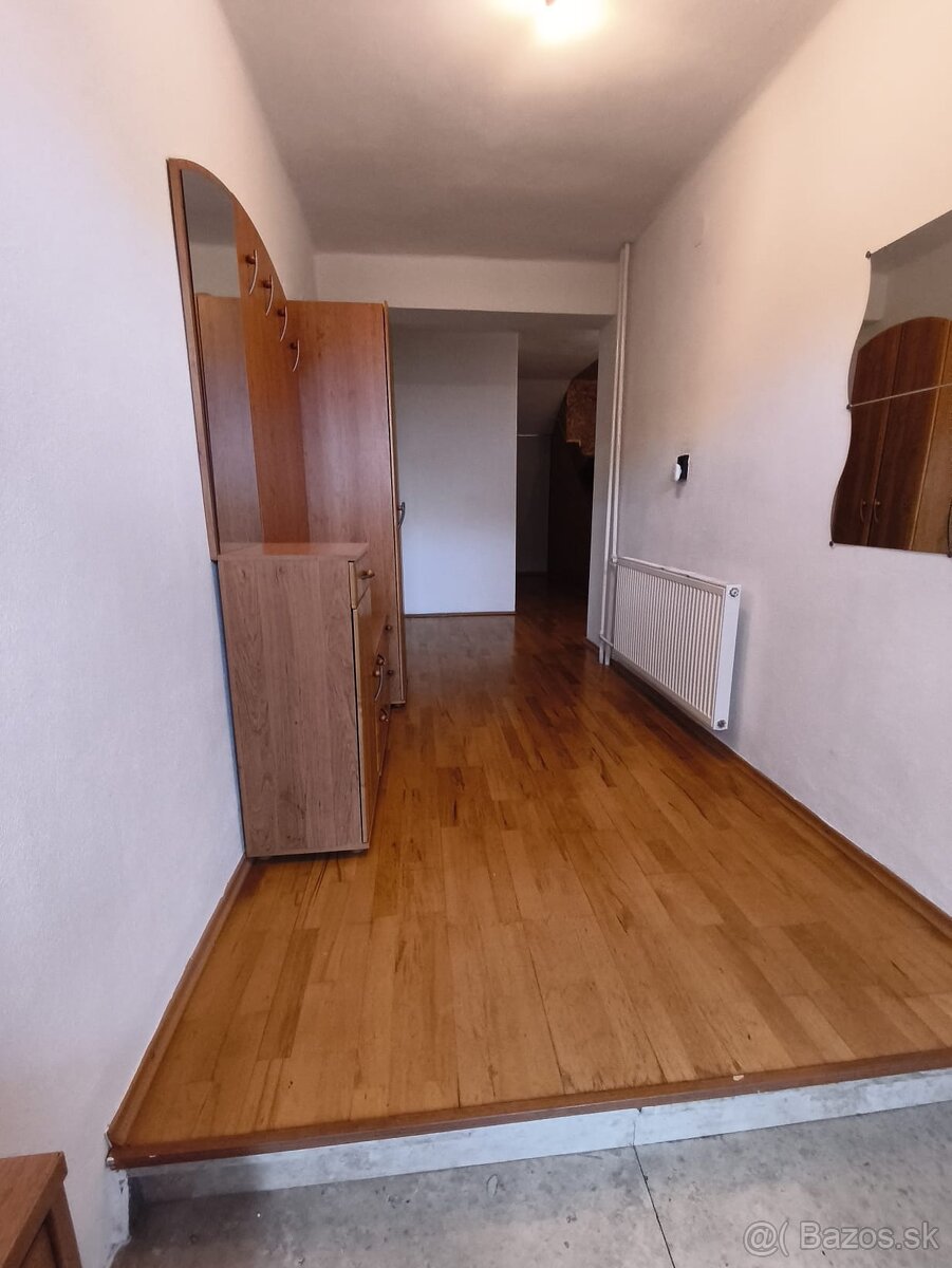 Na prenájom veľkometrážny 2 izbový byt v dome- LEVICE - 5