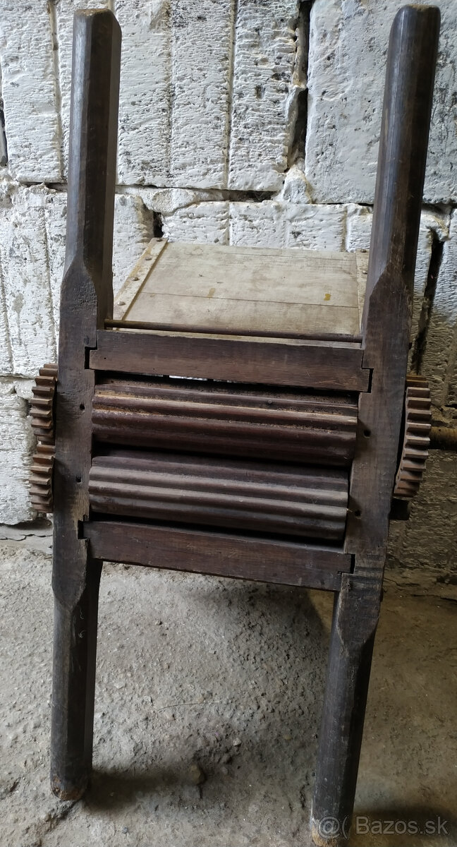 Starý ručný DRVIČ hrozna - Mlynček na hrozno - 5